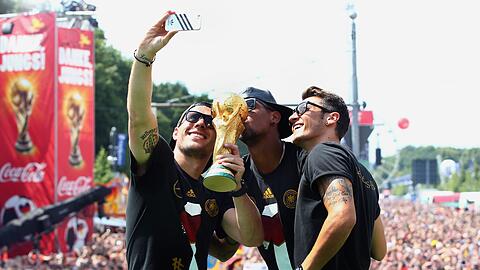 Weltmeister: 2014 feierte Jérôme Boateng (M.) seinen größten Triumph. (Archivbild)