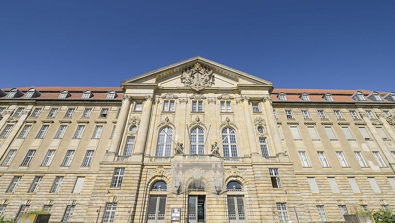 Das Kammergericht: Von August 1944 bis Januar 1945 tagte hier der Volksgerichtshof. In dieser Zeit fanden unter anderem die von Roland Freisler geleiteten Schauprozesse gegen die Beteiligten des Attentats auf Adolf Hitler am 20. Juli 1944 statt. Das Kammergericht: Von August 1944 bis Januar 1945 tagte hier der Volksgerichtshof. In dieser Zeit fanden unter anderem die von Roland Freisler geleiteten Schauprozesse gegen die Beteiligten des Attentats auf Adolf Hitler am 20. Juli 1944 statt.
