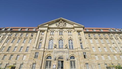 Das Kammergericht: Von August 1944 bis Januar 1945 tagte hier der Volksgerichtshof. In dieser Zeit fanden unter anderem die von Roland Freisler geleiteten Schauprozesse gegen die Beteiligten des Attentats auf Adolf Hitler am 20. Juli 1944 statt.