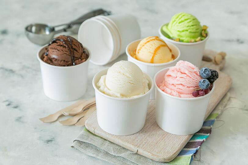 Wer im Sommer sein Eis ganz ohne Bedenken genie&szlig;en m&ouml;chte, fragt am besten direkt bei der Eisdiele nach. Die Sorten Malaga, Amaretto, Amarena und Tiramisu sind beispielsweise oftmals nicht f&uuml;r Kinder geeignet.