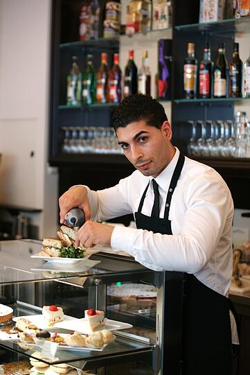 Viel zu tun: Der Chef gibt einem Foccacia den letzten Schliff.