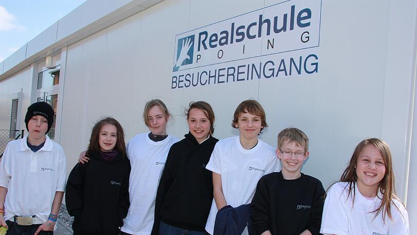 Alle Schüler und Lehrer sind gleich gut angezogen – die Realschule Poing hat gute Erfahrungen gemacht mit ihrer Schuluniform. Alle Schüler und Lehrer sind gleich gut angezogen – die Realschule Poing hat gute Erfahrungen gemacht mit ihrer Schuluniform.