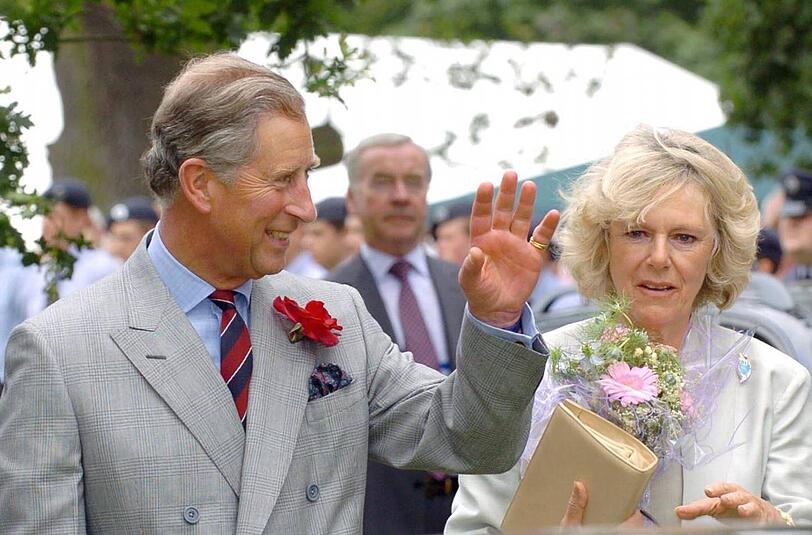 Testet schon mal das queen-like Winken: Prinz Charles mit seiner Frau Camilla.