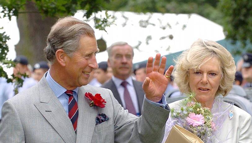 Testet schon mal das queen-like Winken: Prinz Charles mit seiner Frau Camilla.
