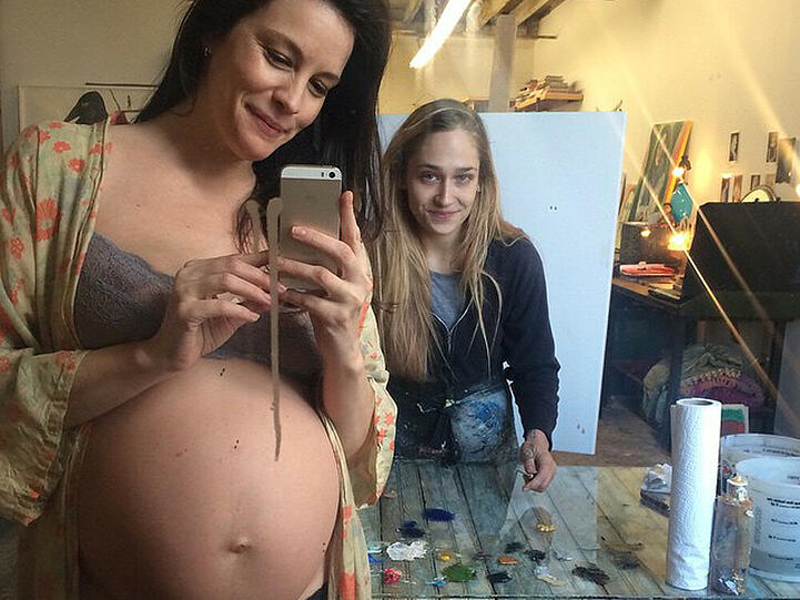 Die hochschwangere Liv Tyler ließ sich von ihrer Schauspielkollegin und Freundin Jemima Kirke malen