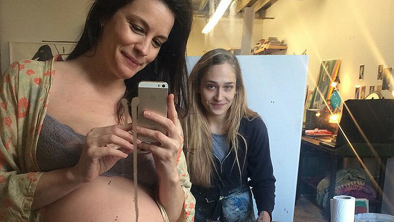 Die hochschwangere Liv Tyler ließ sich von ihrer Schauspielkollegin und Freundin Jemima Kirke malen Die hochschwangere Liv Tyler ließ sich von ihrer Schauspielkollegin und Freundin Jemima Kirke malen
