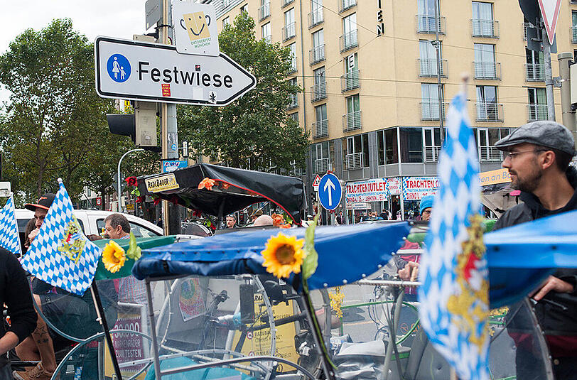 Flüchtlinge und Wiesn-Besucher treffen in München aufeinander, Bilder vom Hauptbahnhof am ersten Tag des Oktoberfests.