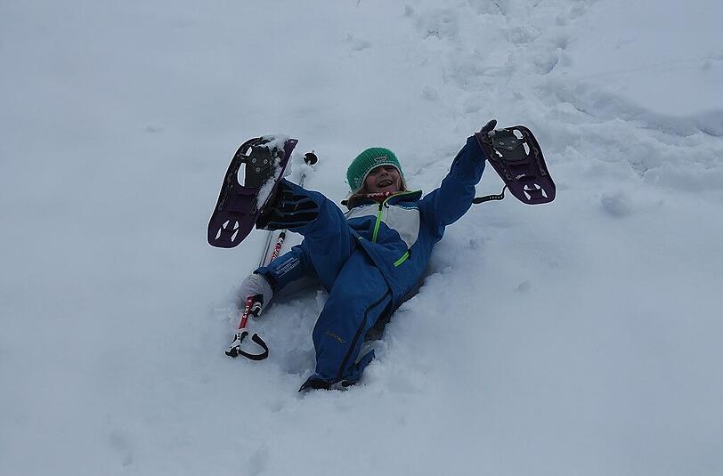 Kinder haben einen Riesenspaß beim Schneeschuhwandern.