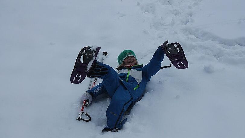 Kinder haben einen Riesenspaß beim Schneeschuhwandern. Kinder haben einen Riesenspaß beim Schneeschuhwandern.