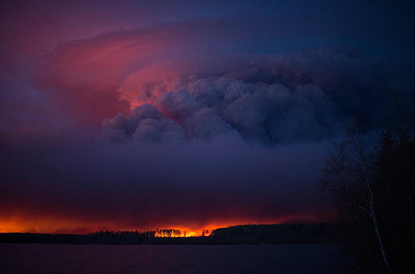 Die Waldbrände in der kanadischen Provinz Alberta breiten sich immer mehr aus. Den Behörden zufolge, sind sieben der 49 Brände außer Kontrolle. Sehen Sie hier die dramatischen Ausmaße des Flammenmeeres.