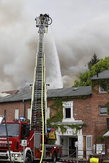 Noch Stunden später bekamen die Feuerwehrleute den Brand nicht unter Kontrolle.