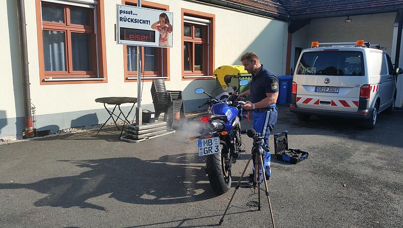 "Leiser!" - die Tafel zeigt, wenn das Bike zu laut ist. "Leiser!" - die Tafel zeigt, wenn das Bike zu laut ist.
