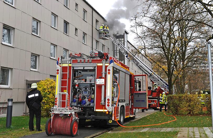 Die Feuerwehr bekämpfte den Brand in der Küche auch über die Drehleiter.
