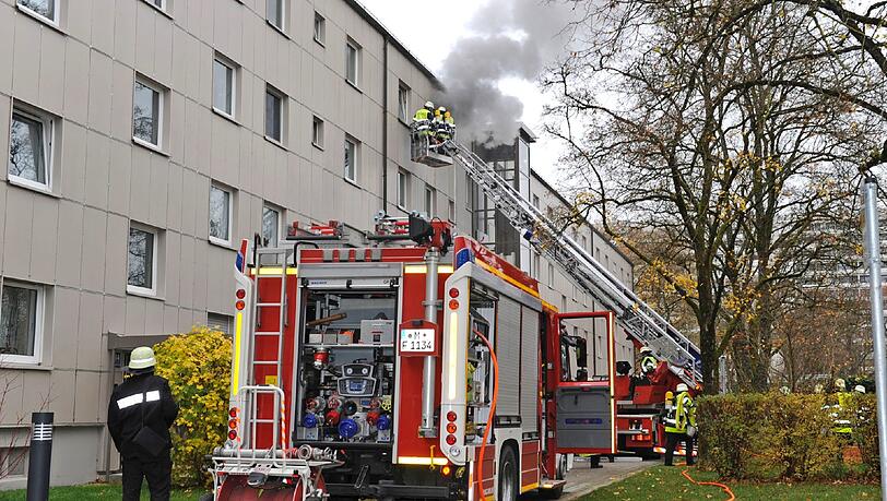 Die Feuerwehr bekämpfte den Brand in der Küche auch über die Drehleiter. Die Feuerwehr bekämpfte den Brand in der Küche auch über die Drehleiter.