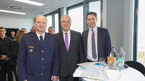 Polizeipräsident Hubertus Andrä (v.l.), Innenminister Joachim Herrmann und Justizminister und örtlicher CSU-Abgeordneter Georg Eisenreich.