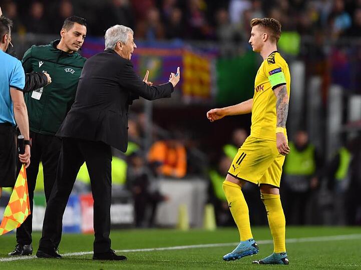BVB-Trainer Lucien Favre spricht mit Marco Reus.