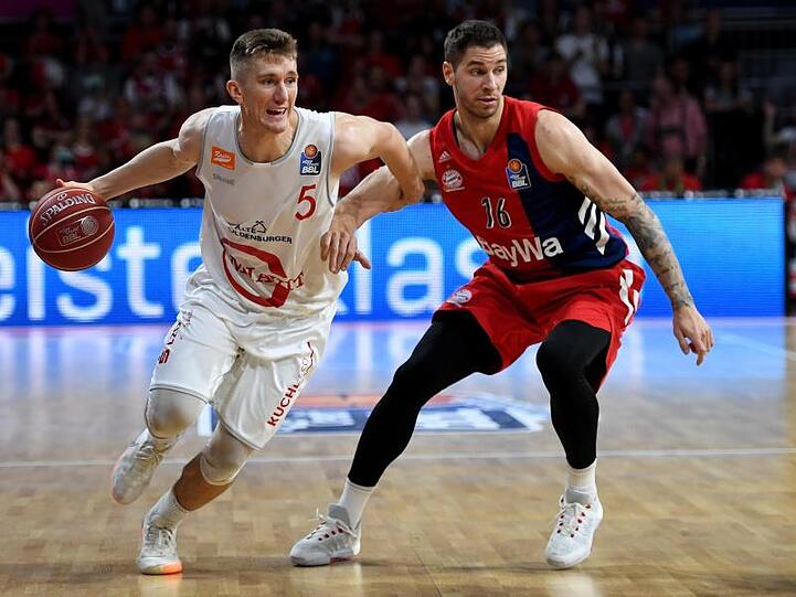 Bayerns Stefan Jovic (r) kämpft mit Rastas T.J. Bray um den Ball. Foto: Angelika Warmuth
