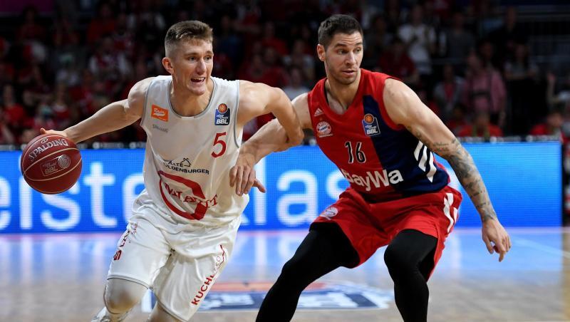 Bayerns Stefan Jovic (r) kämpft mit Rastas T.J. Bray um den Ball. Foto: Angelika Warmuth Bayerns Stefan Jovic (r) kämpft mit Rastas T.J. Bray um den Ball. Foto: Angelika Warmuth