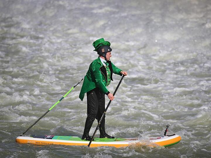Der Führer einer Stand-up-Paddel-Tour am St. Patrick's Day in Landsberg am Lech.