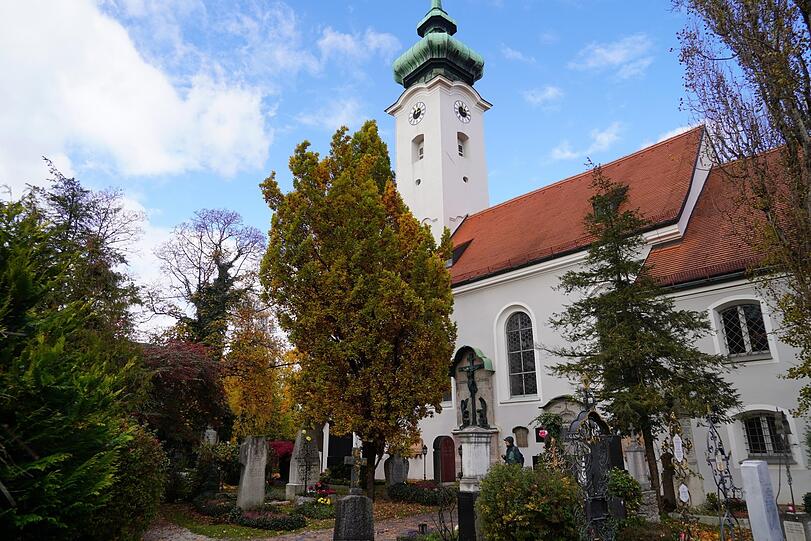 Der Friedhof Bogenhausen an der Kirche St. Georg wurde schon im 9. Jahrhundert angelegt. Er ist mit 0,22 Hektar der kleinste Münchner Friedhof.
