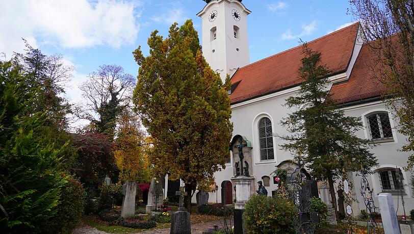 Der Friedhof Bogenhausen an der Kirche St. Georg wurde schon im 9. Jahrhundert angelegt. Er ist mit 0,22 Hektar der kleinste Münchner Friedhof.