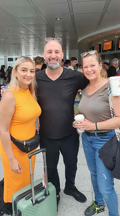 V.l.: Klaudia Czuba aus Irland sowie Shai und Cisska Blum aus Holland warten vor den Service-Schaltern am Münchner Flughafen. V.l.: Klaudia Czuba aus Irland sowie Shai und Cisska Blum aus Holland warten vor den Service-Schaltern am Münchner Flughafen.