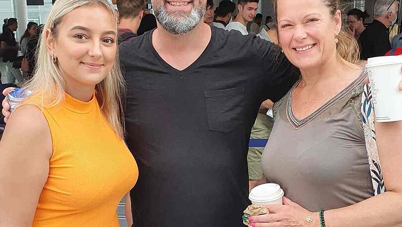 V.l.: Klaudia Czuba aus Irland sowie Shai und Cisska Blum aus Holland warten vor den Service-Schaltern am Münchner Flughafen. V.l.: Klaudia Czuba aus Irland sowie Shai und Cisska Blum aus Holland warten vor den Service-Schaltern am Münchner Flughafen.