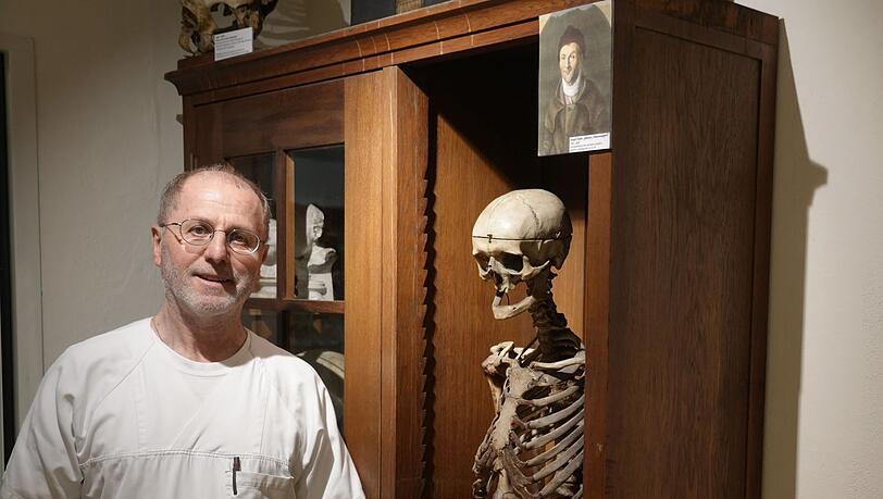Alfred Riepertinger (68) hat im Keller der Pathologie am Klinik Schwabing Tausende Exponate gesammelt.