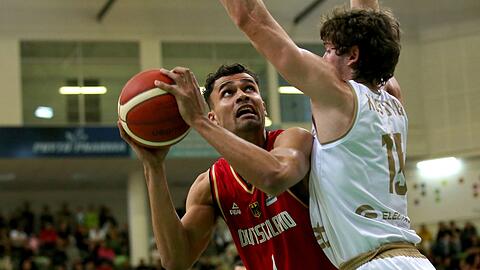 Das DBB-Team um Oscar da Silva (l) kassierte in Bulgarien eine überraschende Niederlage.