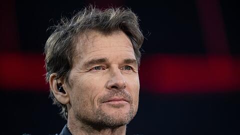 Jens Lehmann, ehemaliger Fußballer, steht vor dem Spiel als TV-Experte im Stadion.