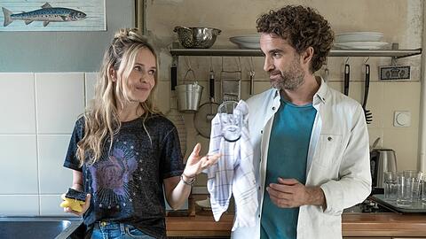 "Die Bachmanns": Miriam (Stefanie Stappenbeck) und Markus (Oliver Wnuk) reden über ihr Gartenfest.
