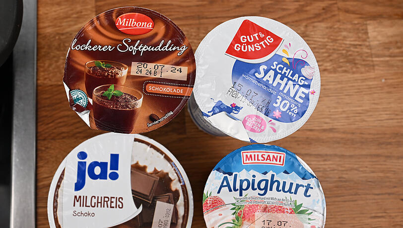 Produkte der Eigenmarken von Rewe (ja!), Aldi (Milsani), Lidl (Milbona) und Edeka (gut & günstig) stehen in einer Küche auf einer Arbeitsplatte. Die vergleichbaren Eigenmarken-Produkte kosten in jedem Supermarkt gleich viel, wie die SWR-Reportage zeigt. Produkte der Eigenmarken von Rewe (ja!), Aldi (Milsani), Lidl (Milbona) und Edeka (gut & günstig) stehen in einer Küche auf einer Arbeitsplatte. Die vergleichbaren Eigenmarken-Produkte kosten in jedem Supermarkt gleich viel, wie die SWR-Reportage zeigt.