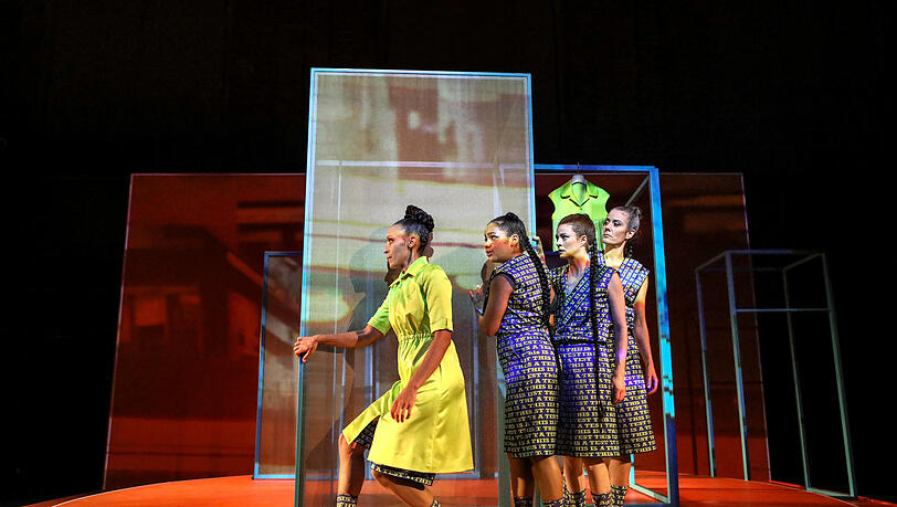 Vier Schauspielerinnen, zwei Figuren (von links): Sabrina Ceesay, Isabell Antonia Höckel, Linda Blümchen, Evelyne Gugolz in „Rezitativ“. Vier Schauspielerinnen, zwei Figuren (von links): Sabrina Ceesay, Isabell Antonia Höckel, Linda Blümchen, Evelyne Gugolz in „Rezitativ“.