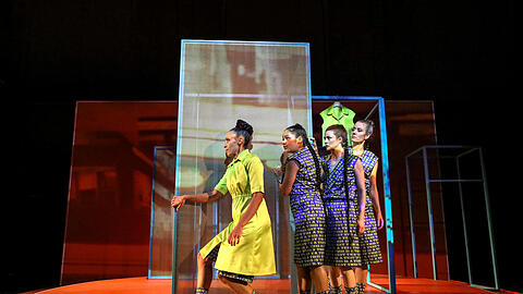 Vier Schauspielerinnen, zwei Figuren (von links): Sabrina Ceesay, Isabell Antonia Höckel, Linda Blümchen, Evelyne Gugolz in „Rezitativ“.