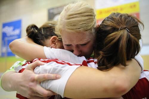 Tränen der Enttäuschung: Jana Krause weint in den Armen ihrer Team-Kolleginnen Ania Rösler und Kerstin Wohlbold.