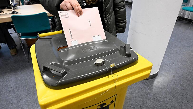 Eine W&auml;hlerin wirft Ihre ausgef&uuml;llten Briefwahlunterlagen in eine Wahlurne in einer Briefwahlausgabestelle des M&uuml;nchner Kreisverwaltungsreferats. (zu dpa: &laquo;Politik-Expertin gibt Prognose zum AfD-Ergebnis ab&raquo;)