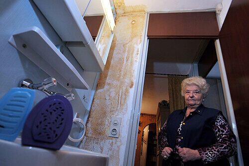Das einzige, was gegen den Gestank hilft: viele Duftspender. Die Rentnerin Gerda L. verzweifelt in ihrem verschimmelten Klo.