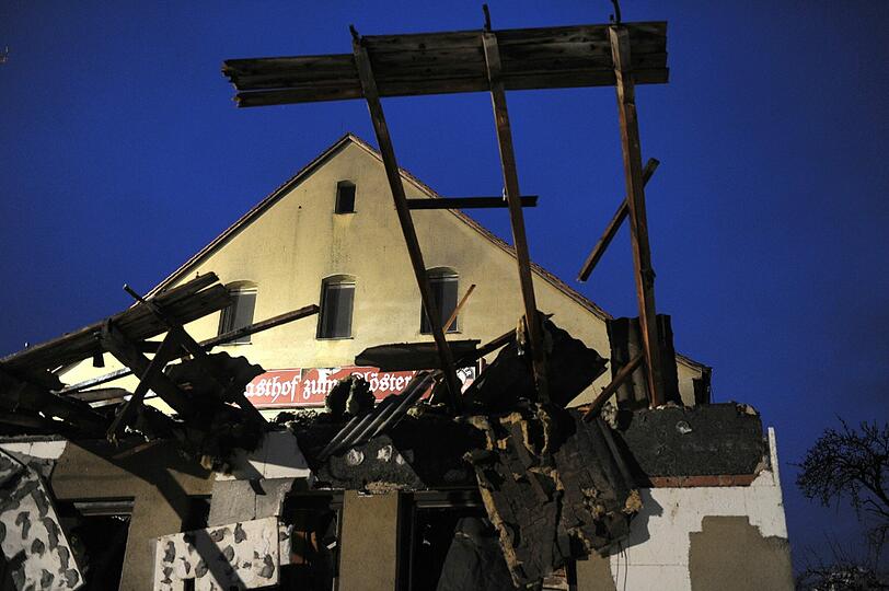 Bei einer Nürnberger Gaststätte explodierte ein Nebengebäude und verursachte großen Schaden. Die Ursache ist bisher nicht bekannt.