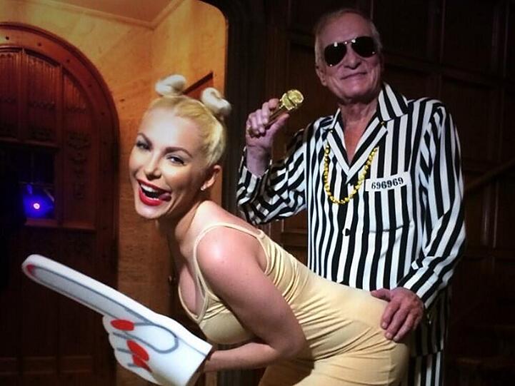 Für Halloween ließen sich "Playboy"-Boss Hugh Hefner (87) samt Frau Crystal (27) von dem "Twerking"-Auftritt inspirieren. Er posiert - in ähnlichem Streifenanzug wie Thicke - vor der Kamera, während sie sich inklusive hautfarbenem Kleid mit Schaumstofffinger und frecher Zungenbewegung an ihn drückt.