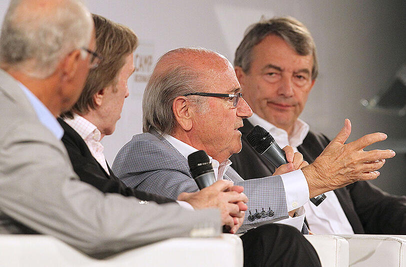 Vorgänger und möglicher Nachfolger? Der abtretende FIFA-Präsident Sepp Blatter (2. v. r.) und DFB-Präsident Wolfgang Niersbach (r.).
