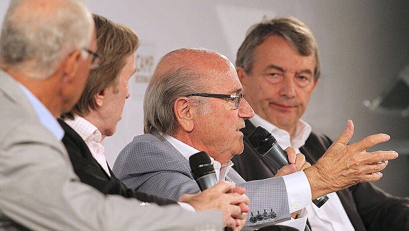 Vorgänger und möglicher Nachfolger? Der abtretende FIFA-Präsident Sepp Blatter (2. v. r.) und DFB-Präsident Wolfgang Niersbach (r.). Vorgänger und möglicher Nachfolger? Der abtretende FIFA-Präsident Sepp Blatter (2. v. r.) und DFB-Präsident Wolfgang Niersbach (r.).