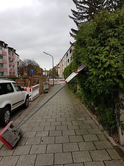 Limbo gefällig? Die musikalische Untermalung kommt von den heulenden Alarmanlagen der Autos am Straßenrand.