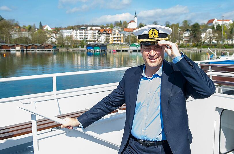 Söder als Kapitän (auf dem Starnberger See).