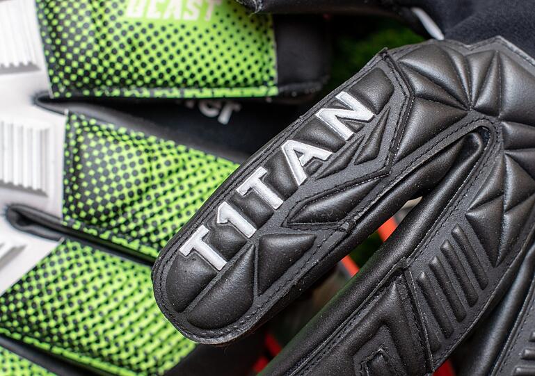 Verschiedene Torwarthandschuhe der T1TAN GmbH.