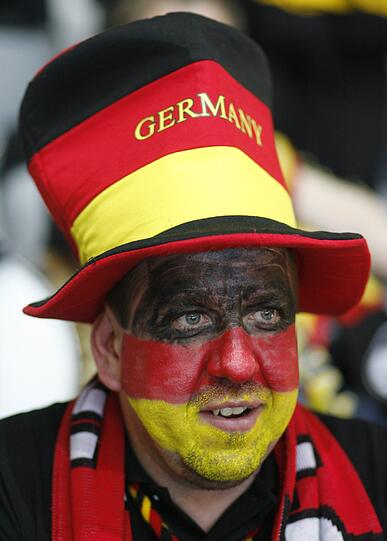 Der klassische Fan-Hut und breite Schminke dürfen niemals fehlen.