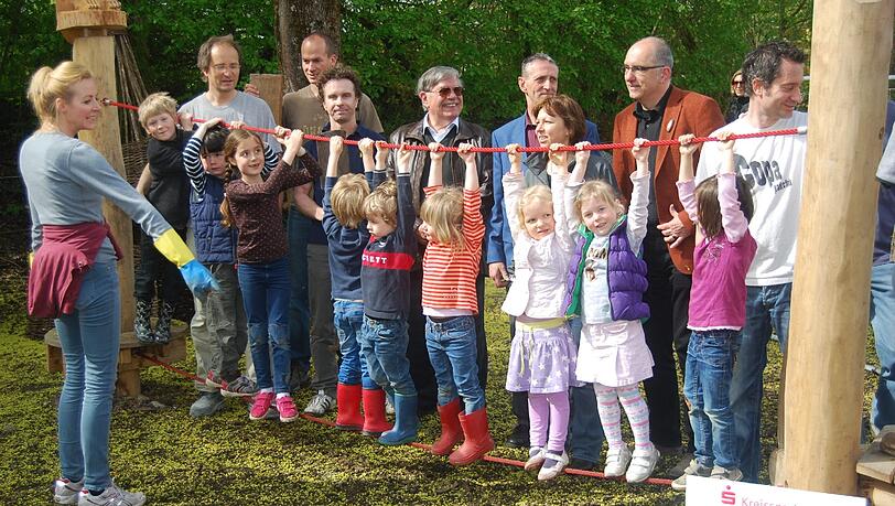 Auf der neuen Balancieranlage. Die Kindergartenkinder freuen sich mit ihren Eltern, der Kindergartenleiterin und dem Vorstand der Bürgervereinigung Obermenzing e.V. über die großzügige Spende. Auf der neuen Balancieranlage. Die Kindergartenkinder freuen sich mit ihren Eltern, der Kindergartenleiterin und dem Vorstand der Bürgervereinigung Obermenzing e.V. über die großzügige Spende.