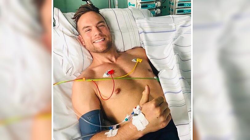 Sebastian Preuss zeigt sich im Krankenbett.