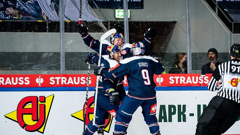 Halbfinalist! Die EHC-Stars Jonathon Blum und Ben Street (r.) feiern den Siegtorschützen Justin Schütz (M.) im Spiel gegen Lukko Rauma. Halbfinalist! Die EHC-Stars Jonathon Blum und Ben Street (r.) feiern den Siegtorschützen Justin Schütz (M.) im Spiel gegen Lukko Rauma.