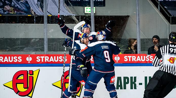 Halbfinalist! Die EHC-Stars Jonathon Blum und Ben Street (r.) feiern den Siegtorschützen Justin Schütz (M.) im Spiel gegen Lukko Rauma.