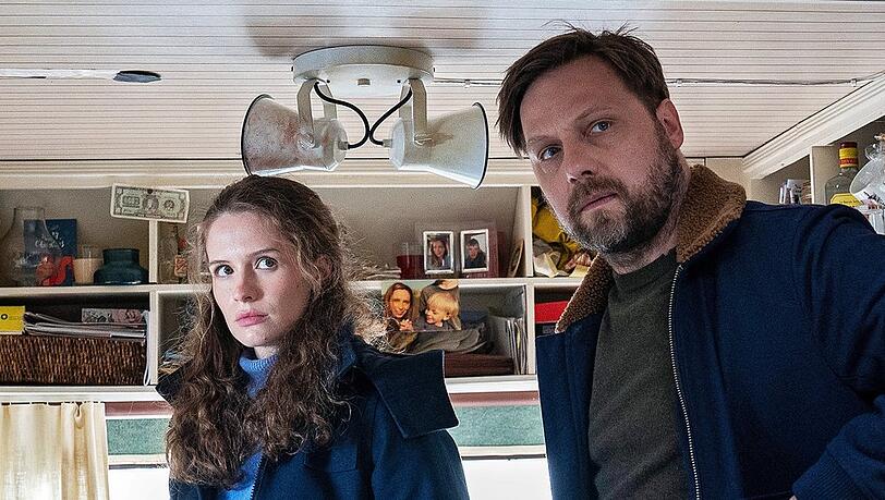 "Die Toten am Meer - Der Wikinger": Kommissarin Larsen (Marlene Tanczik) schaut sich mit Kollege Brandt (Christoph Letkowski) im Bauwagen um.